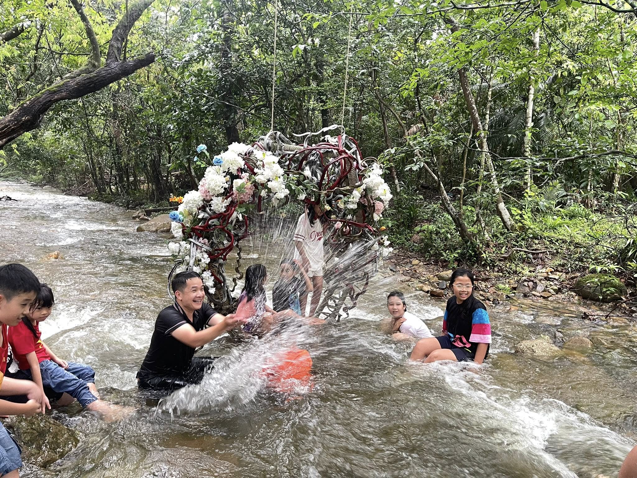 Bé khám phá thiên nhiên