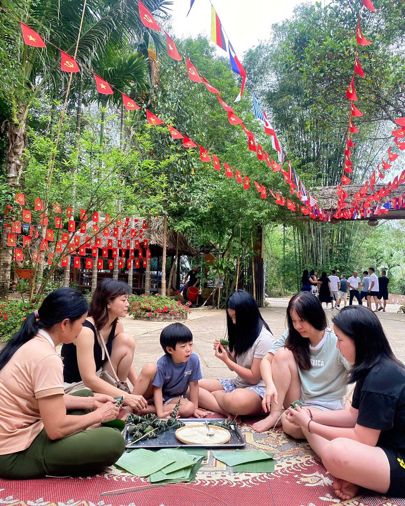 Bé hoạt động trại hè